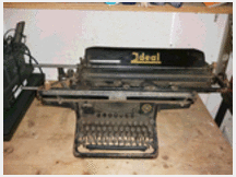 Vecchia macchina da scrivere della ideal